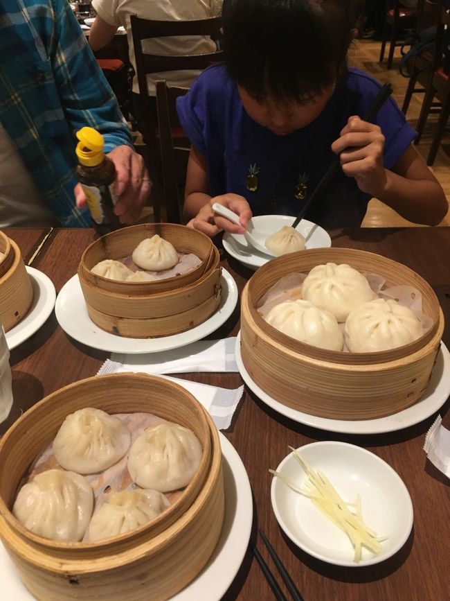 1時間以上待ってもまだまだ呼ばれる気配もなく、、<br /><br />家を3時に出発していて疲れ切っていたので、泣く泣く諦め隣の小籠包のお店へ。<br /><br />食べ始めて少ししたら、、<br /><br />スマホが鳴った～笑<br /><br />10組前くらいで呼び出しの電話がきました。<br /><br />ここまできたら、お寿司を締めにハシゴしかないでしょ。笑