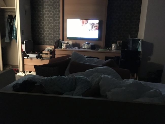 娘はテレビ前のベッドへ♪<br /><br />おやすみなさい♪