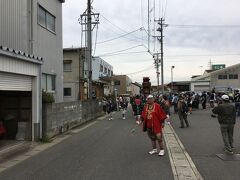 その後は、Sさんの車で当日、「塩干祭」という壮大な山車が5輌練り歩く祭りを見学して来ました。

祭りに向かう道は、渋滞していました。