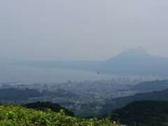 さて空港へ向かいましょう。
途中、一度も立ち寄った事の無い別府湾SAへはじめて立ち寄りました。
曇ってて残念・・・