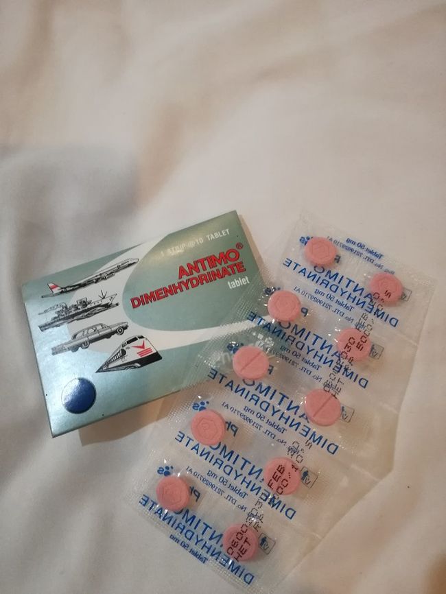 翌日レンボンガンへ行こうとコンビニで酔い止め購入<br />10粒で5000Rp　です。<br />ところが、サヌールについてびっくり。<br />波の高いこと、うねりのきついこと・・・<br />さらに　やはり大人気の離島ということで、<br />安いチケットが出回っていない。<br />いつも声のかかるチケットの売人（？）が少ない。<br />絶対にレンボンガンへ行きたい人は予め予約した方が賢明かもしれません。<br /><br />あ！私たちチケットブースの価格の半値くらいで探してます(-_-;)