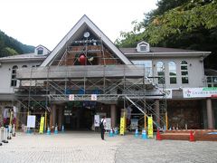 高尾山ケーブルカーの清滝駅。右手にリフト乗り場もあります。
改修工事で足場が組んであるのが残念でした…。