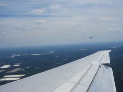 ふと外をみると横にも飛行機。

アトランタ空港は、乗降客数世界一の最も忙しい空港なんだとか。