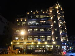 ホテルのお向かいにある林百貨。ライトアップされてステキです。1Fには台南土産がいろいろ売ってます。