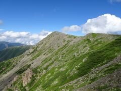 ようやく荒川三山（荒川前岳、荒川中岳、悪沢岳）の稜線に出ました。