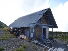 15:55頃、荒川中岳山頂近くの中岳避難小屋に到着。
今夜はここで宿泊します。