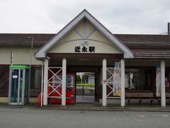 松丸バス停から近永駅前バス停まで約15分で到着（運賃230円）。近永駅前バス停から近永駅は徒歩2分程度、やや離れています。