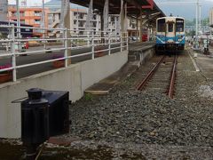 近永駅から30分少々で終点宇和島駅に到着しました。宇和島駅を「鉄道文明の際涯」と司馬遼太郎は記しています。それ以上の説明は蛇足になります。vol.4につづく。
http://4travel.jp/travelogue/11278147