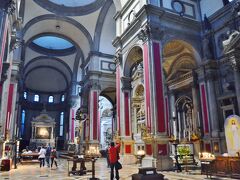 あまり教会に興味のないワイフですが、せっかくイタリアに来たのでお邪魔させて頂きました。
赤い布で飾られた柱が特徴的なサン・サルヴァドール教会。

キリスト教徒ではないので、心が洗われる的な感覚は皆無ですが、荘厳な雰囲気は肌でビシビシ感じます。
宗教の力、建築技術や芸術文化の向上に与えた影響力は計り知れません。