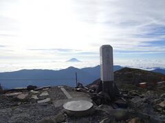 赤石岳山頂（3120m）！
これで日本の標高トップ10を制覇。日本の3000m峰の21座中19座に登頂済みとなりました（残るは15位の農鳥岳と21位の聖岳）。

バックには富士山。