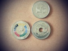 突然ですが、PNGのコインです。
左のは陰陽五行説のお守りみたいなカジノのチップのような (裏面は上のコインにあるPNGの国鳥、極楽鳥)で、珍しくてカラフルで綺麗でしょう。また右のは石器時代のお金を縮小しまくったみたいで、おもしろく思えて、おみやげに持ち帰りました。

空港のBSP bankのブースで1万円を両替して239.87PNG Kina(キナ)
穴のあいた石器時代風のものが1キナ(1K)コインです。

ホテルの送迎バスでホテルに行って、即観光と思ったが、コンシェルジュに頼んだが車もタクシーもなかなか来ず、、、ロビーで待つ。催促しても｢すぐ来ます｣と言うばかり。帰るころにPNGの｢すぐ｣はだいたい30分、とわかってくるのですが^^、この時はどうしちゃったんだろう、と思って気が気でなかった。

ゲートウェイホテルには｢PNGジャパン｣という旅行代理店が、ホテルの出口を出て左手に事務所を構えているので頼もうと、このホテルを選んだのですが、あいにく日曜日でお休み。事前に東京のオフィスに申し込んでおくんだったと深く反省。

それで、やってきたタクシーに3カ所まわって4時間で50Kでいいというのでとりあえず乗った。3時34分、観光へ出発