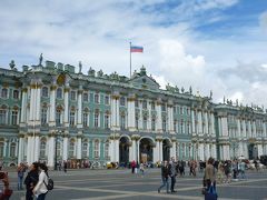 そして、エルミタージュ美術館！

まずは本館・冬の宮殿を2時間ガイドさんと。
そのあとは別館or本館どちらかで2時間。
というスケジュール。

本館の入り口は、やっぱり混雑が。
ロシアはどこも、個人客には厳しいなぁ。