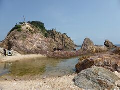 海岸まで下りると隠れて見えにくいですが、一番先端の島が菜種島。4月中旬には野生の菜の花が咲くそうです。江戸時代に菜種を積んだ北前船がこの付近に座礁し、そのあとから菜の花が咲くようになったと伝えられています。