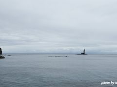 こちらは沖に浮んで見えるローソク岩

積丹にはいくつか奇岩がありますが、これもそのひとつ。