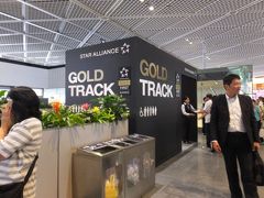 ビジネスにアップグレードしたのでGOLD TRACKですぐにセキュリティーチェックに並べます