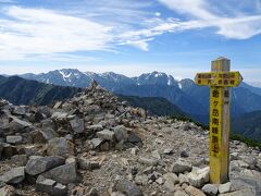 爺ヶ岳南峰（2660m）。バックには剱・立山！