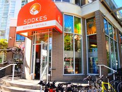 本日の予定1つ目はスタンレーパークでサイクリング！
まずはこちらで自転車を借りよう。
まずiPadに入力して、受付。デポジットのカードを見せたらヘルメットを渡される。矢印に進んで待つと・・・