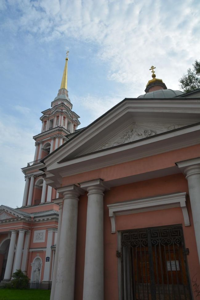 パステルカラーの綺麗な教会です。