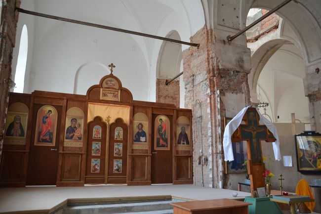 外観は綺麗なのに内部は工事中？雑然としていました。