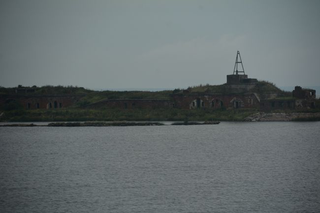 バスで約５０分クロンシュタットへ向かいます。<br />海を渡る橋の上から島が・・・<br />あっ！！<br />あれは「クレージージャーニー」で見た事故で廃墟になった要塞だ！！<br />岸部の雰囲気や島のシルエットから間違いありません。<br />雨が強くなりちょっと見通しが悪くなってきました。