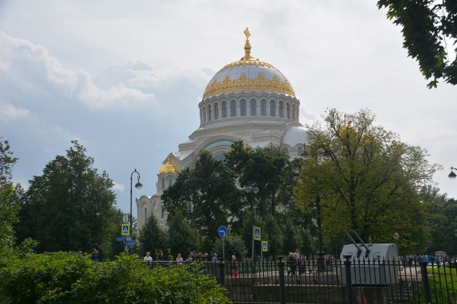 聖堂に対空砲はチョット似合わない。