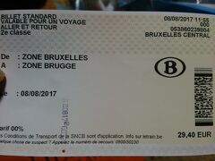 ブリュッセル中央駅の窓口が二箇所あり、右手の窓口で買えました。クレジットカード可。
往復で29.4ユーロ、今のレートで4000円ほど。片道2000円か～高いな。でも行くけど。週末だったら半額で行けるそうです。

ホームに居たスタッフのかたにブリュージュ行きの電車が出るホーム番号を教えてもらいました。
だって電光掲示板３つくらい有って、見る気が起きない。聞いたほうが早い。なんてったって一人旅で話してないから現地の人と話せるし～。
ホームまで降りて、ハッと気づく。ヴァリデーションは？？刻印機が見当たらないけど？？窓口で買ったから大丈夫？！
１階と地下ホームを行ったり来たりしましたが、結局見つからず。車内検札は問題なく。ホッとした瞬間。