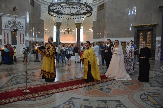 聖堂内で結婚式が始まりました。
