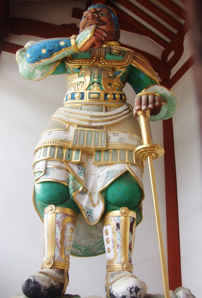 薬師寺中門の天王像：左側