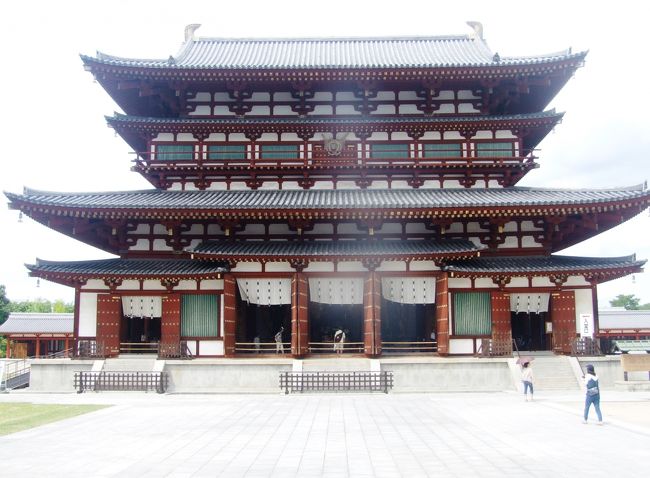 薬師寺　金堂<br /><br />創建年　天武天皇９年（６８０）<br />開基　　天武天皇（勅願）<br />本尊　　薬師三尊（国宝）<br /><br />金堂は享禄元年（１５２８）戦火で焼失、昭和４６年（１９７１）高田好胤師が起工、昭和５１年（１９７６）復興<br /><br />