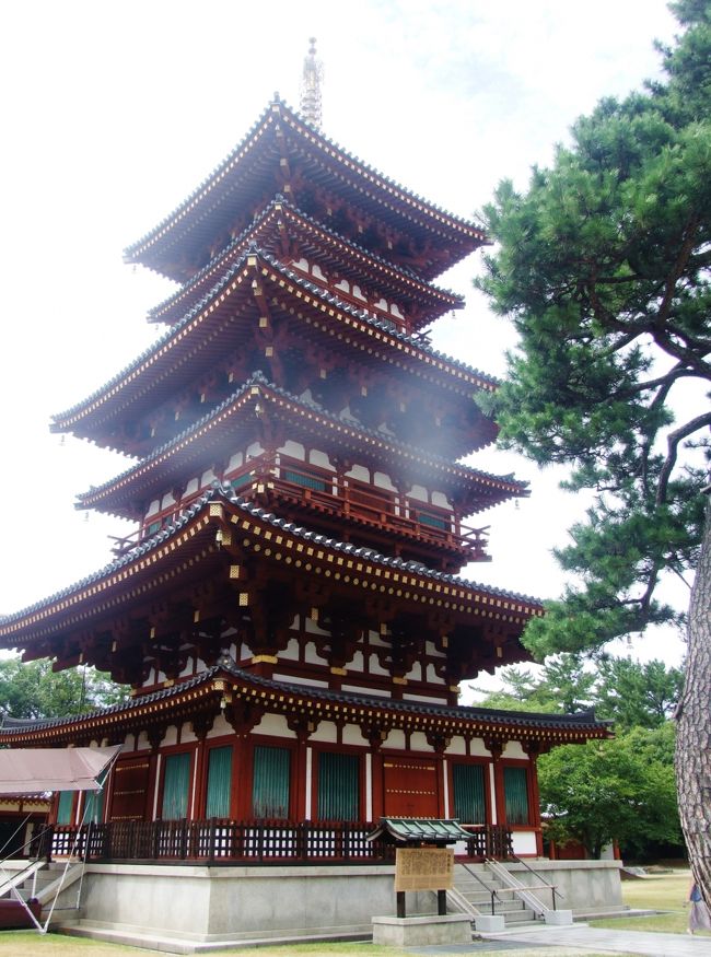 薬師寺　西塔<br /><br />縁起によると、“・・・白鳳時代に薬師寺が日本で初めて二基の塔を相対し配置する伽藍様式にて建立した。以後この様式を「薬師寺式伽藍配置」と呼称するようになった。<br />西塔は享禄元年（１５２８）金堂・講堂・中門等とともに兵火によって焼失、・・・昭和５６年遂に白鳳時代さながらの塔が復元された。・・・”