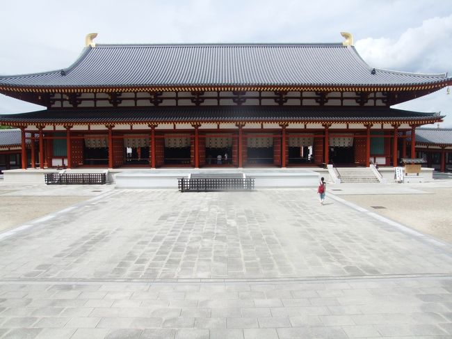 薬師寺　食堂（じきどう）<br /><br />創建当初の建物は天平２年（７３０）頃に建てられたとみられ、天禄４年（９７３）に焼失、寛弘２年（１００５）再建されたが、再び失われた。（年代不明）大きさは、東大寺、大安寺に次ぐものであった。<br /><br />昭和５１年の金堂復興を皮切りに、食堂が今年平成２９年５月２６日落慶法要が営まれました。