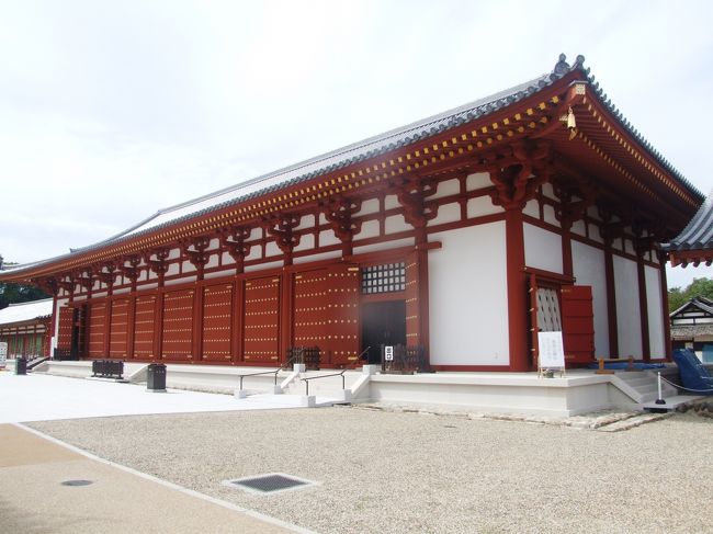 薬師寺　食堂<br /><br />堂内には平山郁夫画伯を師とした田渕俊夫画伯により描かれた食堂本尊「阿弥陀三尊浄土図」を中心に全長約５０ｍにわたる１４の壁画「仏教伝来の道と薬師寺」が奉納されておりました。