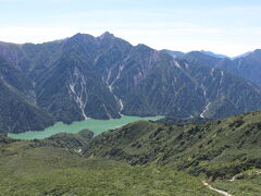 大観峰でも、またまた展望台に登り、黒部湖を眺めました。