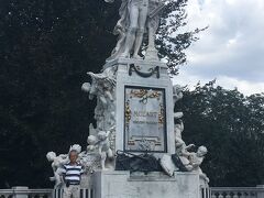 王宮近くブルク公園のモーツァルト像