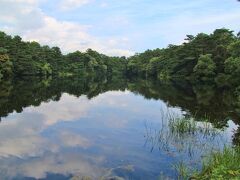 裏磐梯物産館を通り抜けるとすぐ柳沼があります。
水面に青空が映り込んで綺麗です。
