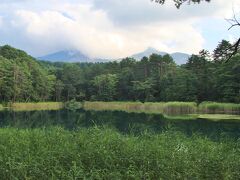 瑠璃沼の前に展望台があります。
瑠璃沼越しに磐梯山を見ることが出来ます。