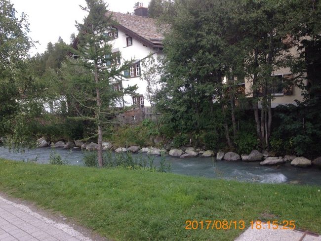 そのまま私も川とともに道を歩めば良かった。<br />