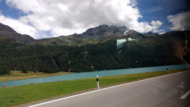 シルヴァプラーナ湖<br />ここのどこかにそのニーチェ岩があるにちがいありません。<br />写真の中心部よりちょっと左、湖の向こう岸の岩（拡大したらそれらしいのがありました、はっきりわからないけど）<br /><br />パラグライダー？サーフィンについてるやつなんているのかな？<br />あれが無数に飛んでいるのがシルヴァプラーナ湖です。<br />いい風が吹くらしいです。<br /><br />（ちょっと写りこんでる人の顔がきになったらごめんあそばせ）