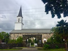 コナのランドマーク的な存在の「モクアイカウア教会（Mokuaikaua Church）」へ。

教会の尖塔の高さは112フィート（34m）で、カイルア・コナでは一番高い建物です。
壁は溶岩やサンゴ石でできています。
