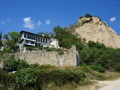 乾燥で辺りはすごい土埃
高台に見えるのはコルドプロフ・ハウス. Kordopulov House. 
19世紀の豪商の家で、現在はハウスミュージアムとして公開されています。

