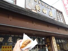 中途半端な時間だったためマイルストーンへ行く前に安田屋さんへ
行ったら揚げ物売り切れ。
でも、今メンチカツ揚げているからもうすぐできますとのことでした。
揚げている間にマイルストーンで購入してほかほかのベーグルを持って行くと
メンチカツのちょうど揚がったところ。
だから揚げたてのメンチカツをはさんでもらえた。

お店の人に山登ってきたの？って聞かれたので
三峯登ってこのコラボ楽しみに昼食食べずに来たって言ったら
凄い喜んでくれました。
いつも優しい言葉をかけてくれるおいしいお肉屋さんのメンチカツ。
凄く熱いからやけどしないようにねって2度も言われました。
よっぽどお腹減らしているように見えたのでしょうか？