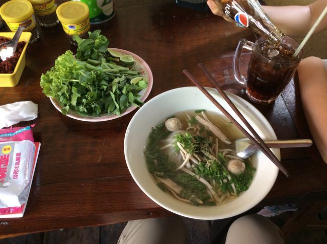 食べ納め中<br />セーン寺前のお店でヌードルスープ<br />旨し！！