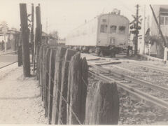 そして、親と出かけた時に父親のカメラを拝借して、生涯初の撮り鉄を試みます。

仙石線の73系？
モノクロでブレブレ。記念すべき１枚。
撮影場所は、仙石線榴ケ岡駅の踏切。

昭和53年頃。