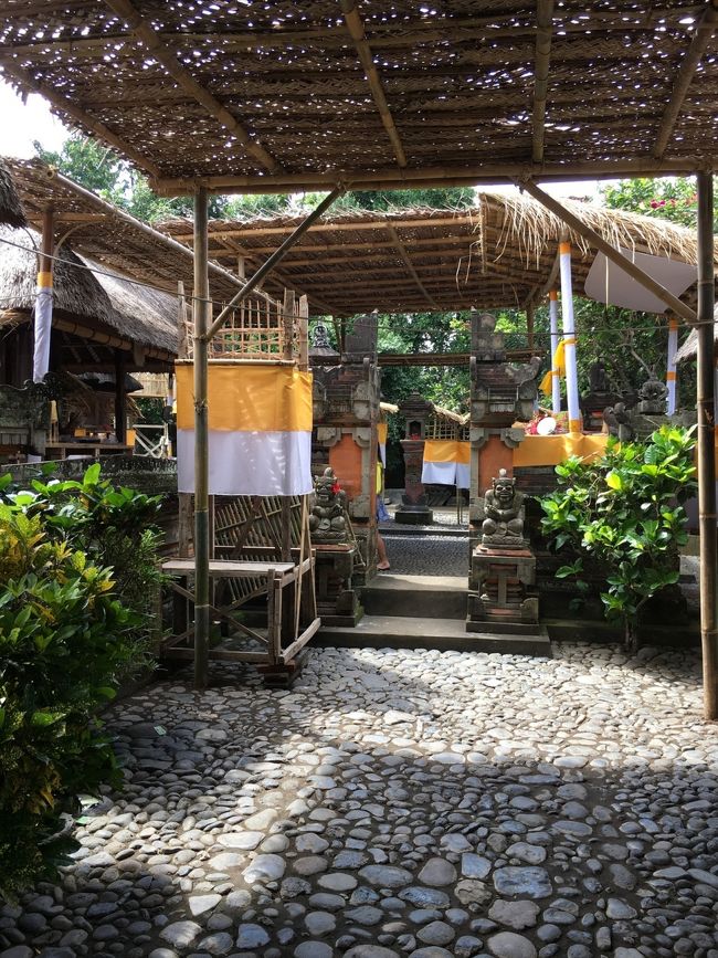 敷地の中には幾つかの建物があり、先祖の亡くなった月の儀式の準備がしてありました。地域で必ず何処かの御宅でこの様な儀式が行われ、その御宅は見学する事が出来る様になっていました。