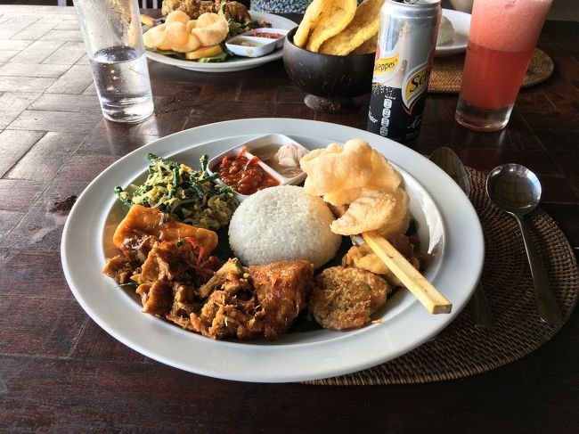 お昼になり、レストランに寄りました。ウブド近辺ですが詳しい地名は分かりません。アヤムゴレンをガイドさんにリクエストしたら田んぼの見えるレストランに連れてってくれたのです。私はアヤムゴレンとスイカジュース。連れはナシチャンプルとウィルキンソンの炭酸水。アヤムゴレンは、揚げすぎだったかな？まあ美味しいかな？2人で3000円くらいでした。