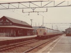 こちらは、親戚の家に遊びに行った帰りに、生涯初の「駅撮り」に挑戦した１枚です。

被写体は、485系の特急やまびこです。(たぶん）
ダイヤ改正前でまだ、絵入りヘッドマークではなく、文字だけです。
撮影場所は、東北本線南仙台駅。旧駅舎が懐かしい。
昭和53年夏頃か…


この後、自分専用のカメラを手に入れ、どうしてもひとりで電車の写真を撮りに行きたくて行きたくて親に交渉。「制限時間付きの近場なら」の条件で許しをもらいました。

そして決行の日を迎えます。

とにかくどきどきして仙台駅へ向かったことをいまでも覚えています。
ちなみに自宅最寄駅は、榴ケ岡駅。仙台まで仙石線でたったのひと駅です。