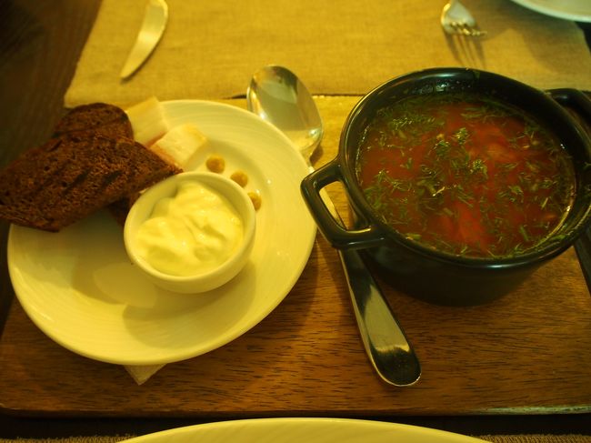 ボルシチをオーダーしました。黒パンがおいしいし、ボルシチも野菜具だくさんで美味でございました。雰囲気も可愛らしいしおすすめ。ほかにカニのメニューもありました。