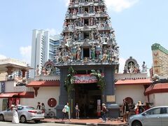 スリ・マリアマン寺院。
ヒンドゥー教の寺院だ。入り口にはたくさんの靴が…そう、土足厳禁なのだ。

