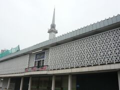 National　Mosques　
国立モスク(マスジット・ネガラ）
初代首相　トゥンク・アブドゥル・ラーマンの提唱によって建設され、5年の歳月をかけて1965年に完成した。
8000人収容できる礼拝堂がある。