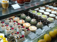 仙台のスイーツで調べたら、カズノリ イケダさんというパティシエが有名とのことで、仙台駅にあるお店でテイクアウトすることに。

おされで美味しそうなケーキがいっぱい・・・